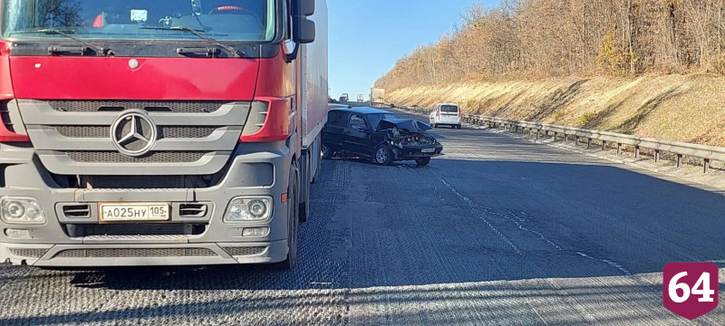 Два человека пострадали в массовой аварии с грузовиками в Саратовской области