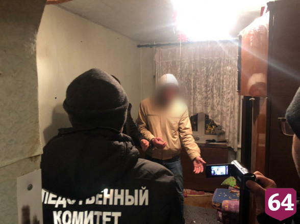 Саратовец избил и бросил умирать в подъезде бывшего сожителя любовницы