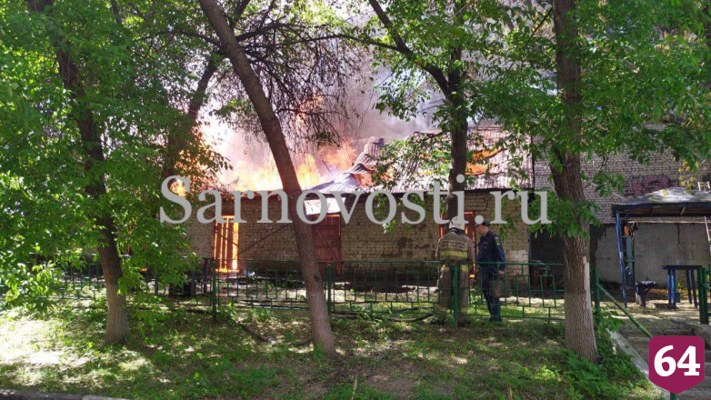 Студентов саратовского вуза эвакуировали из-за крупного пожара