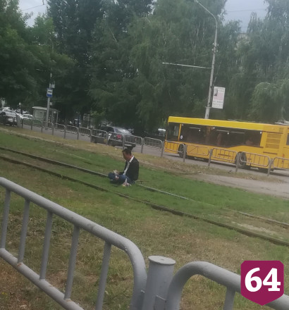Жители Саратова заметили обедающего на трамвайных рельсах рыбака