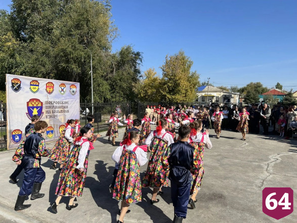 В Саратовской области на казачьем фестивале кормили щами и фланкировали шашкой