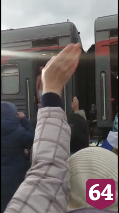 Мобилизованные спели с поезда «Катюшу» с жителями Саратовской области