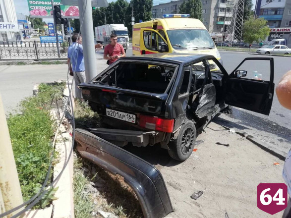 В массовом ДТП в Саратове покалечилась пассажирка легковушки