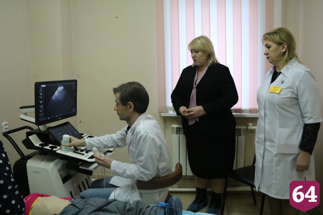  Депутаты после жалоб жителей на очереди проверили саратовские поликлиники