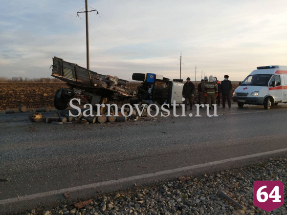 На трассе под Саратовом трактор с дровами опрокинулся после ДТП с грузовиком
