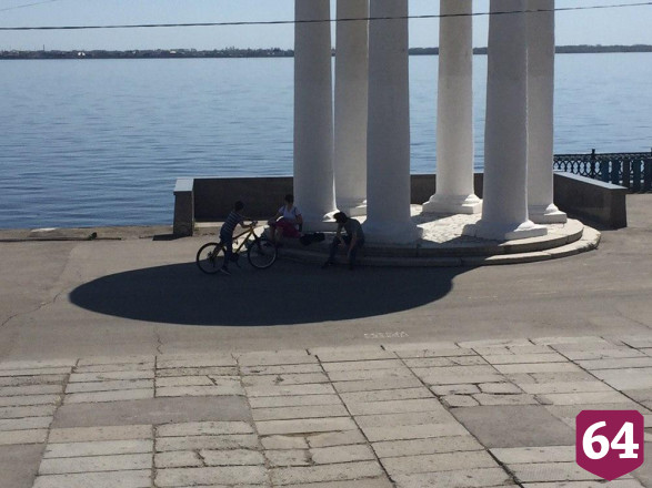Первомайские прогулки саратовцы разнообразили купанием в Волге