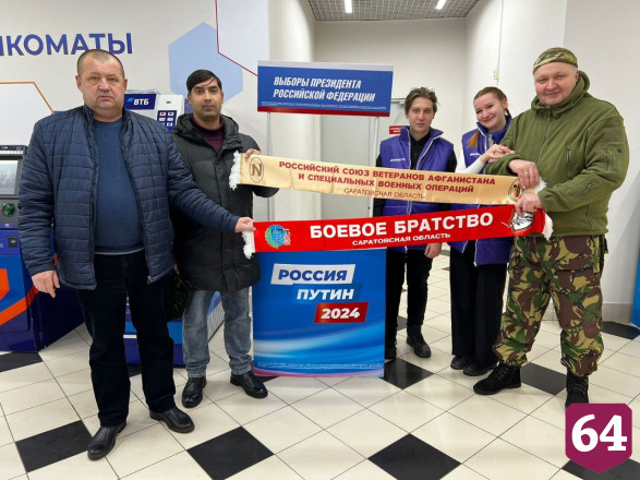 Саратовцы в ТЦ оставляют подписи в поддержу Путина на президентских выборах