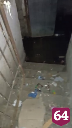 В Саратове подвалы девятиэтажки заливает нечистотами