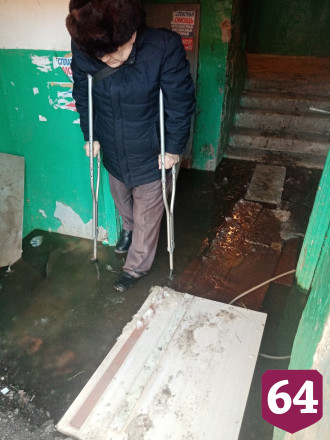 В Энгельсе подъезды малоэтажки неделю заливает водой