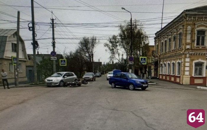 В Энгельсе мотоциклист покалечился в аварии с «Грантой»