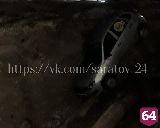 В Саратове ночью автомобиль такси попал в коммунальную траншею 