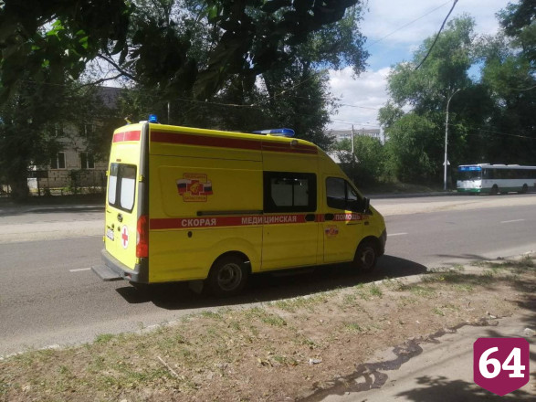 В Саратове из горящего дома эвакуировали пьяного юношу