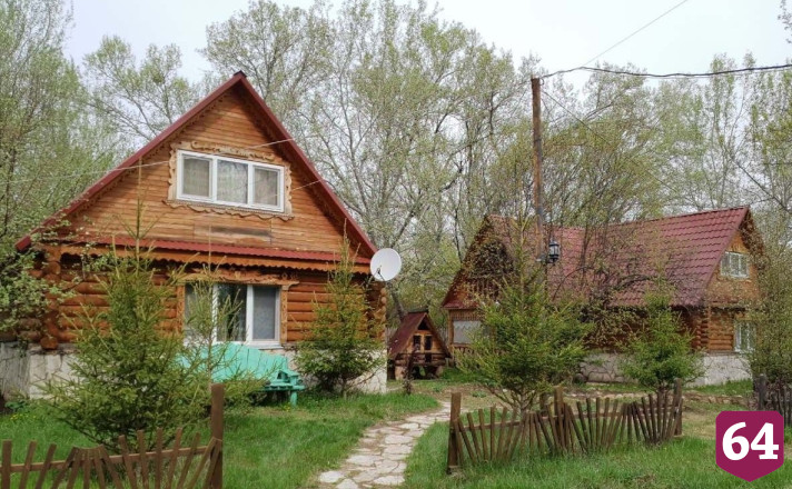 Под Саратовом продают усадьбу с 4 домами и прудом