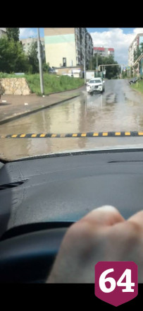 Саратовцы после ливня засняли мощный «водопад» на набережной