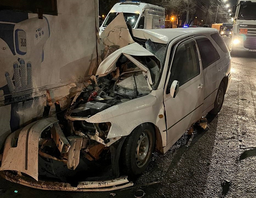 В Саратове автомобиль залетел под троллейбус