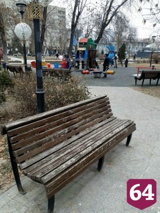 Саратовцев возмутил птичий помет на детской площадке 