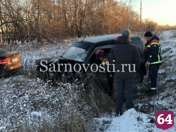 В массовом ДТП под Саратовом погиб пассажир легковушки