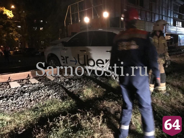 Под Саратовом локомотив врезался в заглохшее на рельсах такси