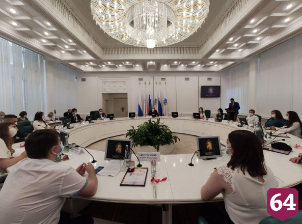 Студентка исполнила для губернатора написанную о Саратове песню 