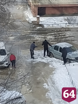 В Саратове автомобили вмерзли в канализационные стоки