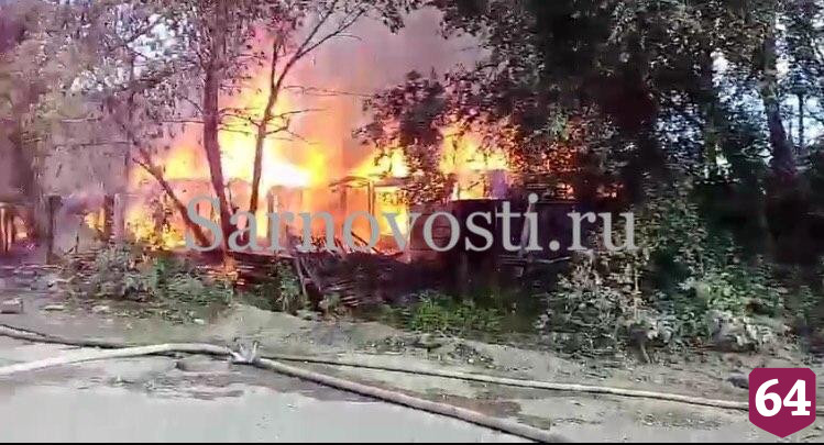 Саратовские пожарные тушат полыхающий дом на ВСО