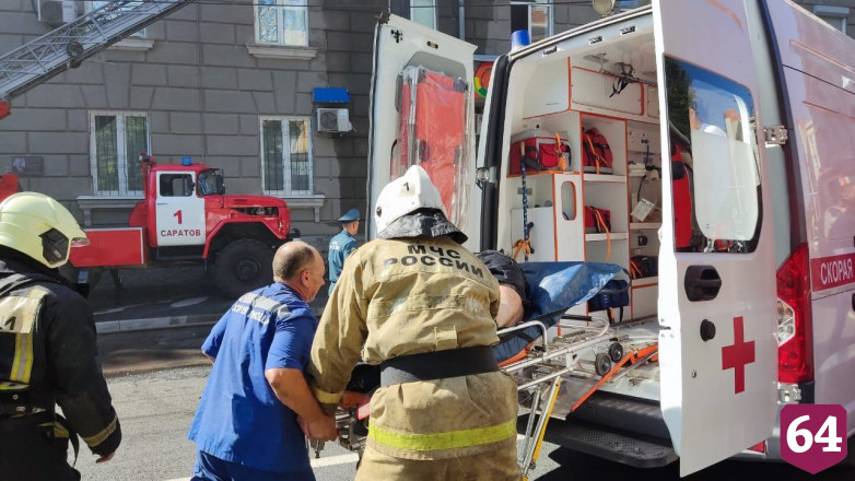 Два человека отравились на пожаре в центре Саратова