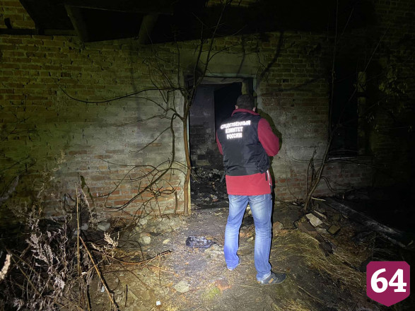 Мужчины развели костер в заброшенном доме и сгорели