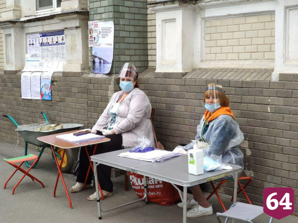 Саратовцы продолжают голосовать во дворах домов 