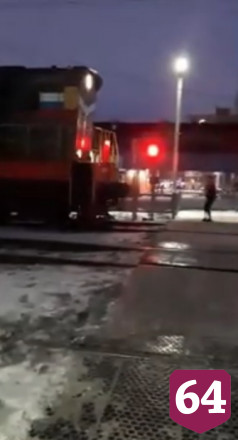 В Саратове дети устроили смертельно опасные игры перед тепловозом