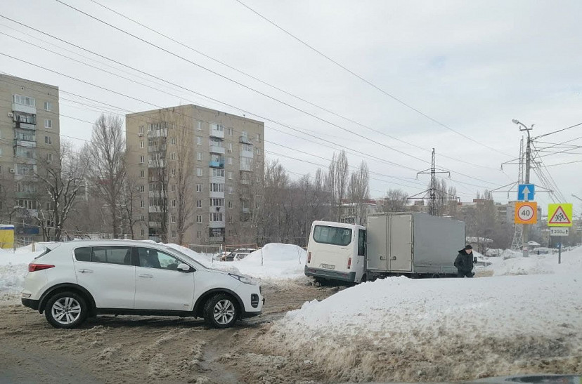 В Саратове ДТП с маршруткой заблокировало улицу