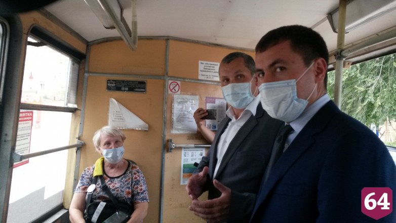 Саратовцы стали реже надевать маски в общественном транспорте