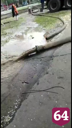 Коммунальщики затопили сквер у Сенного рынка грязной водой
