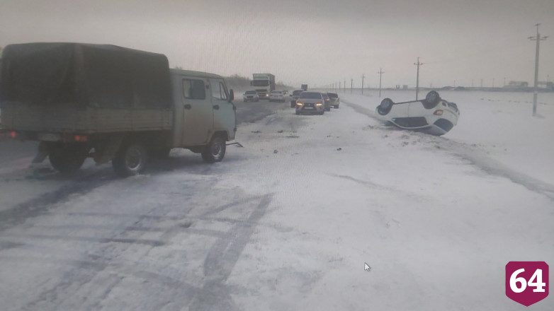 Под Саратовом УАЗ опрокинул иномарку на крышу