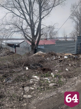 Жители превратили берег Волги в свалку бутылок