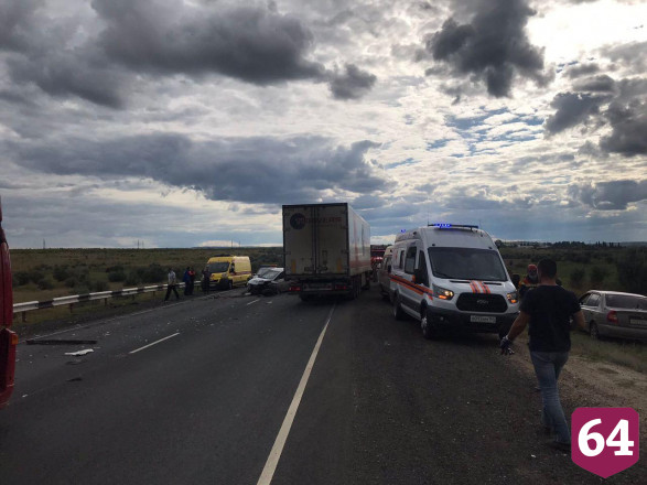 Под Саратовом в ДТП с фурой травмировались 8 человек
