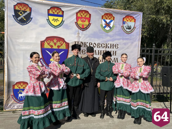 В Саратовской области на казачьем фестивале кормили щами и фланкировали шашкой