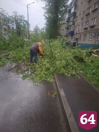 В Саратовской области сильный ветер повалил водонапорную башню 