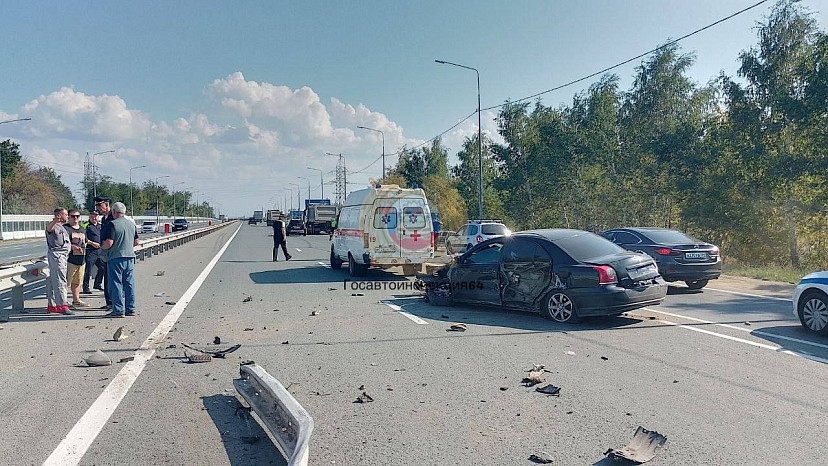 В Саратове водитель «Тойоты» врезался в отбойник и погиб