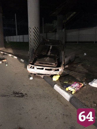 В Саратове пьяный водитель опрокинул автомобиль на крышу