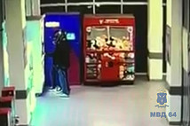 В Саратове приятели в мотоциклетных шлемах обчистили игровые автоматы и попались