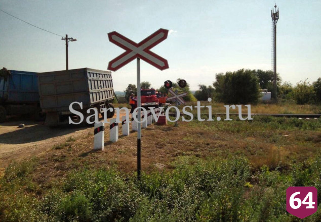 Под Саратовом поезд опрокинул грузовик с зерном
