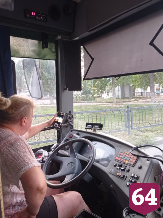 Водитель саратовского автобуса везла пассажиров под видеоролики
