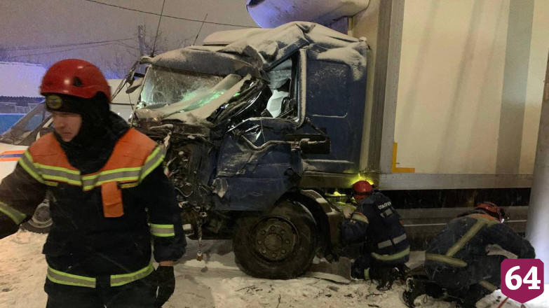 В Саратове водителя зажало в грузовике после ДТП