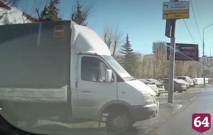«Газель» поехала без водителя и встала в парковочный карман 