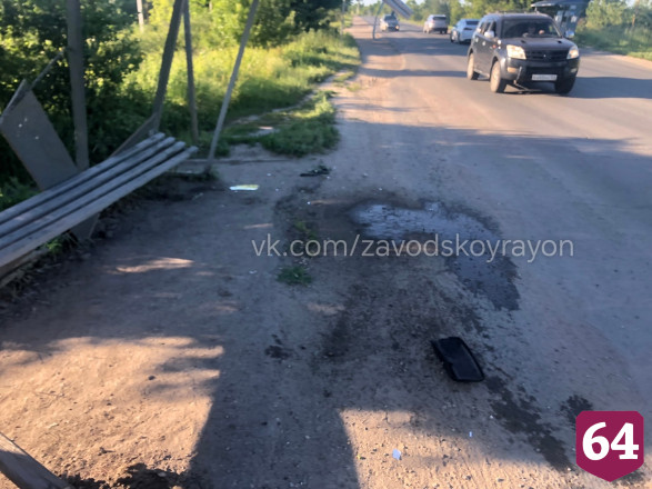 Очевидец сообщила о разрушенной автобусом остановке в Саратове