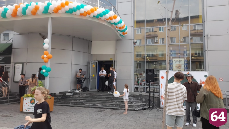 Саратовцы до ночи стояли в очереди в обновленный «Макдоналдс»