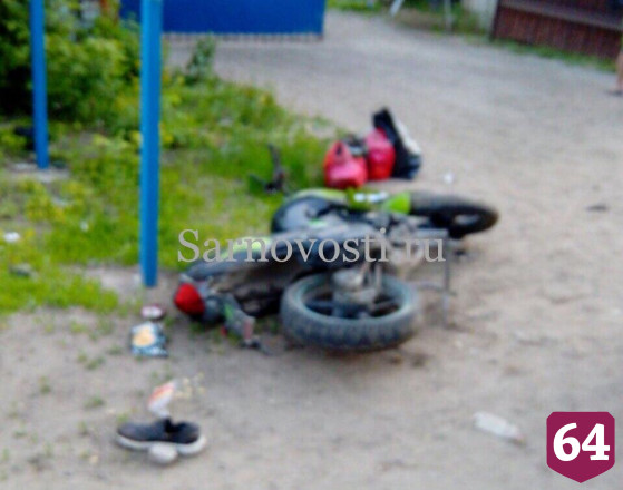 В Саратове мотоциклист с пьяной пассажиркой въехал в толпу