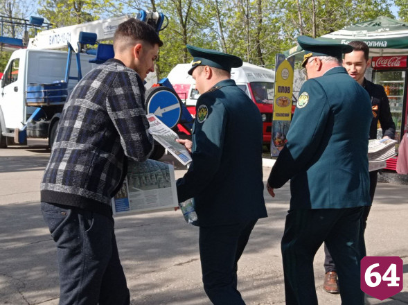 В парке Победы раздают праздничный выпуск газеты «Регион 64»