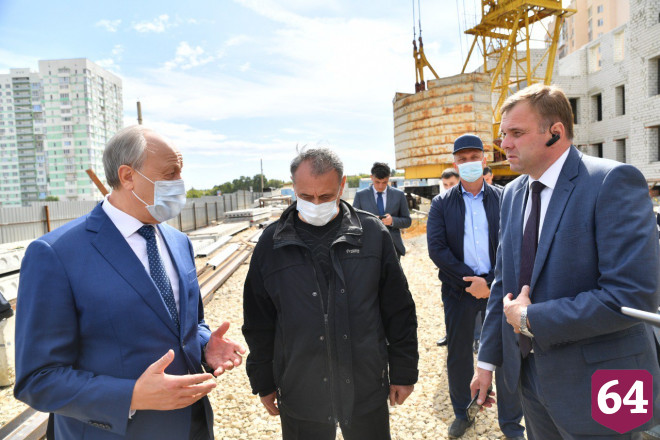 Радаев потребовал увеличить число рабочих на стройплощадке онкоцентра 