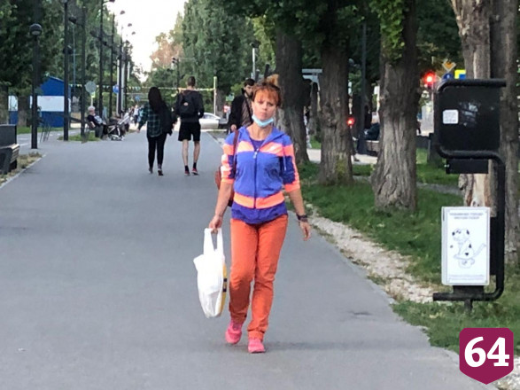 Жители Саратова вышли на вечернюю прогулку без масок